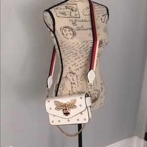 Crossbody bag white with the bee on front